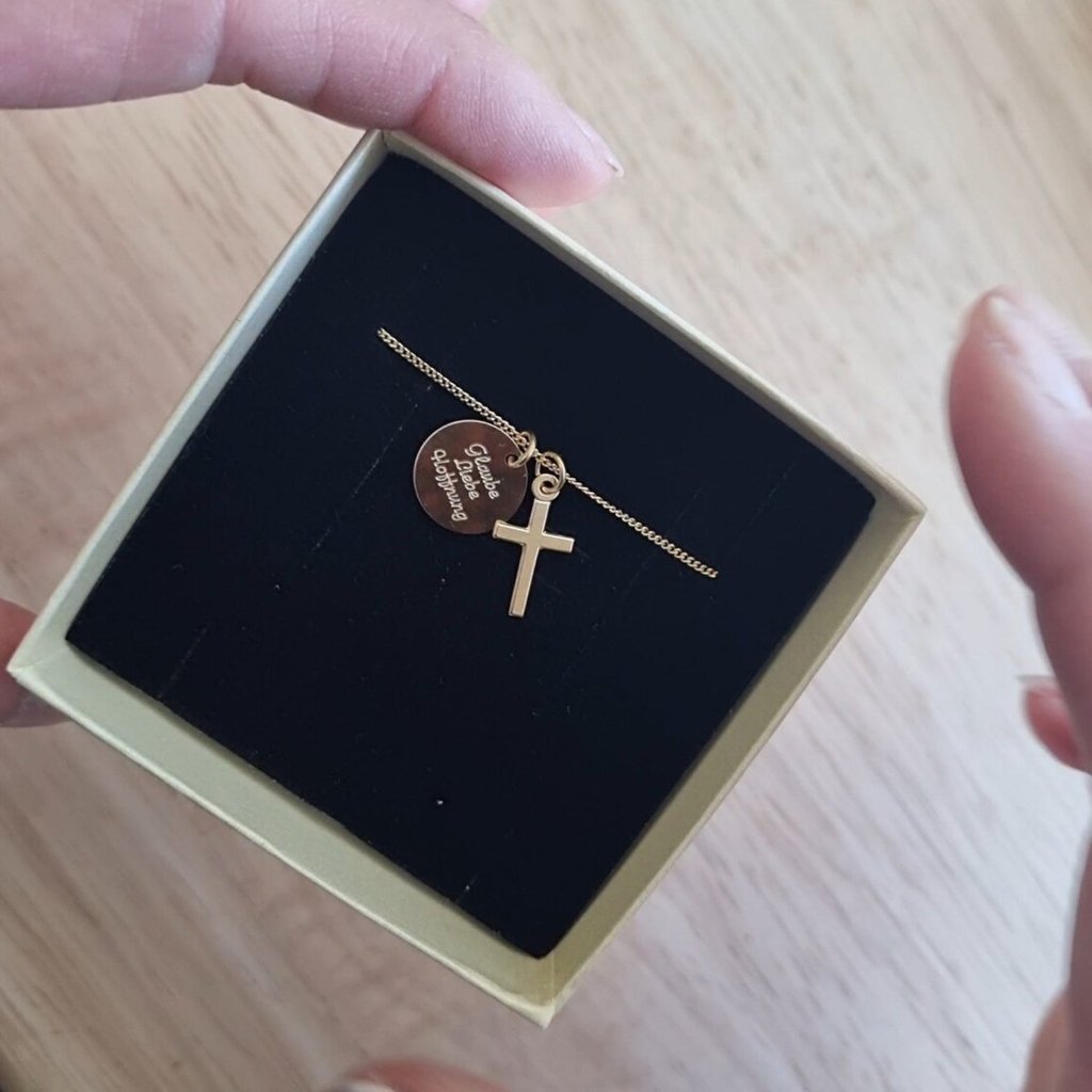 Vergoldete kette mit Kreuzanhänger in Geschenkbox