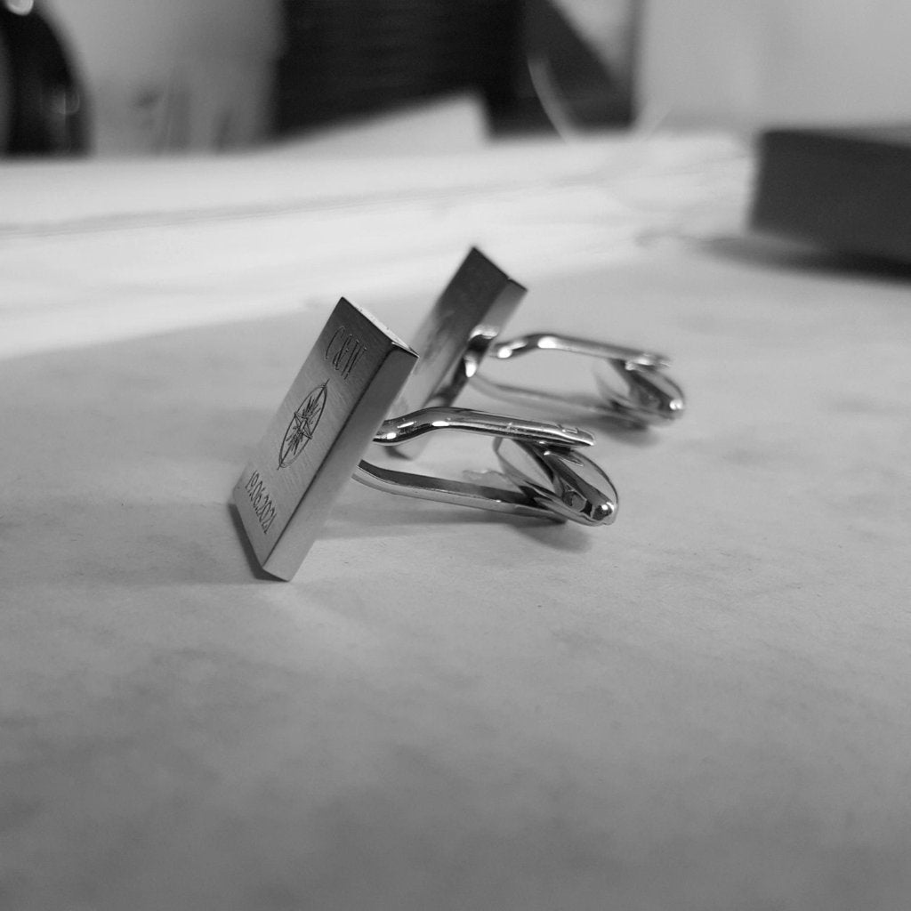 Manschettenknöpfe mit Kompass, Blick von der Seite