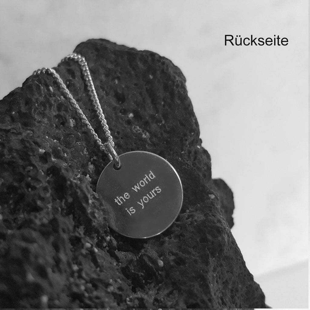 Rückseite des Kompass-Anhängers mit individueller Gravur, ein Beispiel