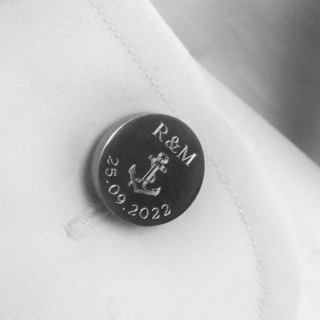 Manschettenknöpfe mit Ankermotiv am Hemd