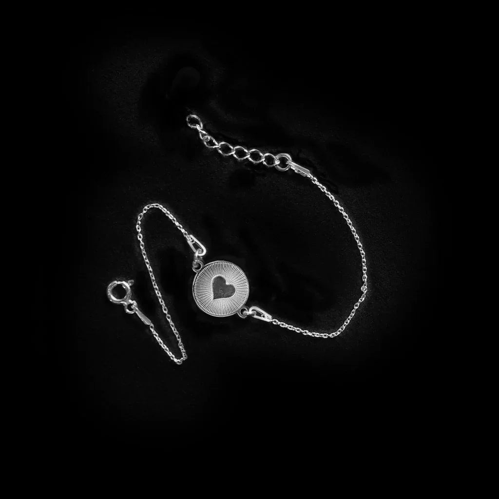 Filigranes Herzarmband mit Gravur – 925 Silber oder vergoldet – Valentinsgeschenk für Sie - Latigga