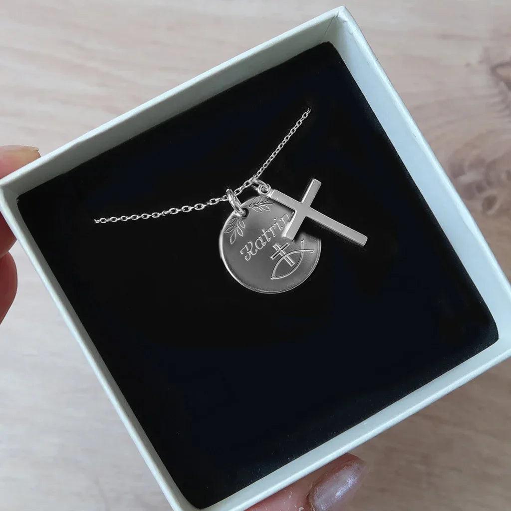 Kreuzkette komplett: Gravurplatte und Kreuz in einer Geschenkbox.