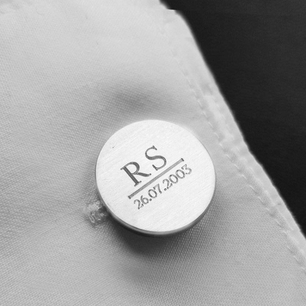 runde Manchettenknöpfe mit Initialen und Datum am Hemd
