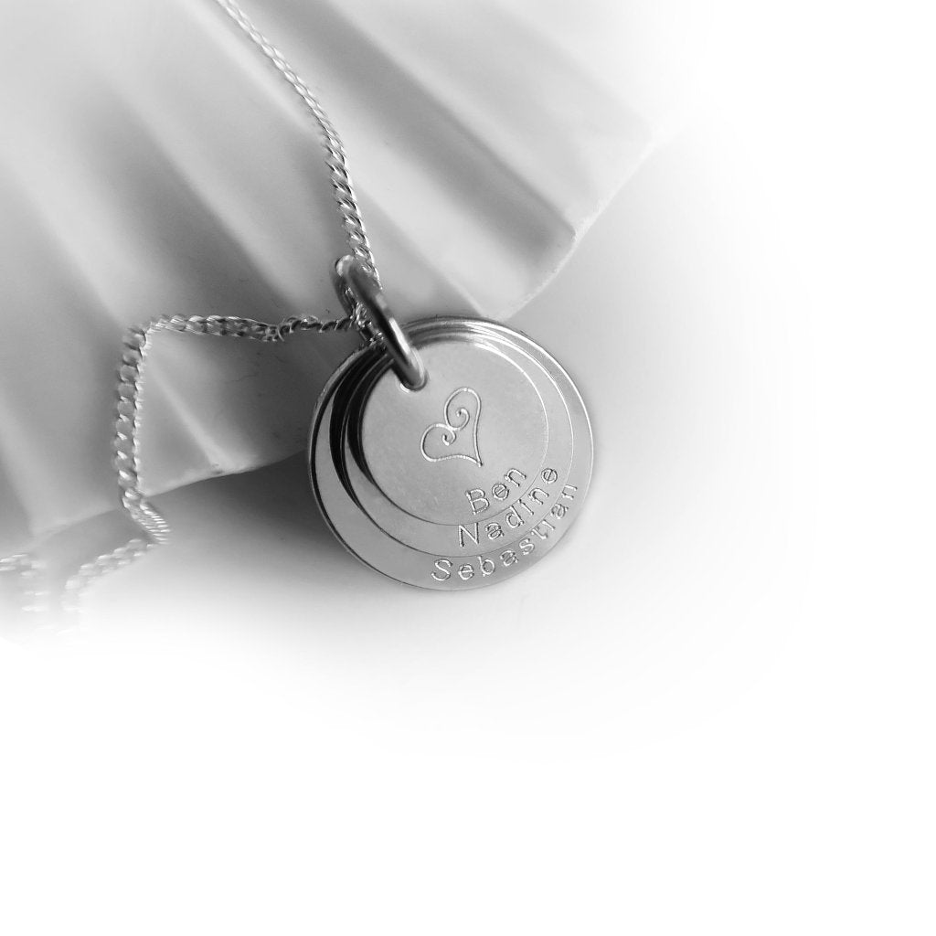 Detailansicht der Namensgravur auf der Familienkette aus 925 Silber.