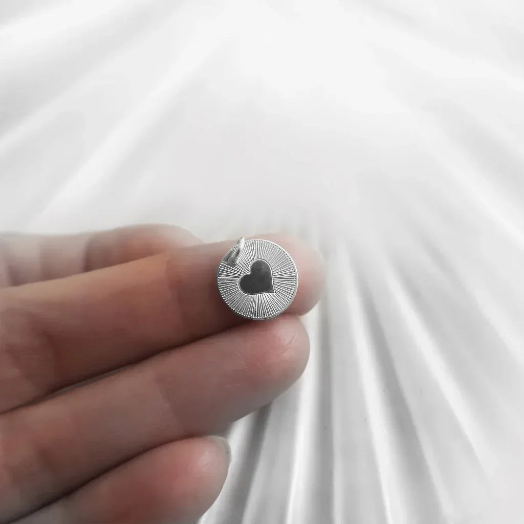 Gravierter Herz Anhänger aus Silber – kleines Valentinstagsgeschenk für Damen - Latigga