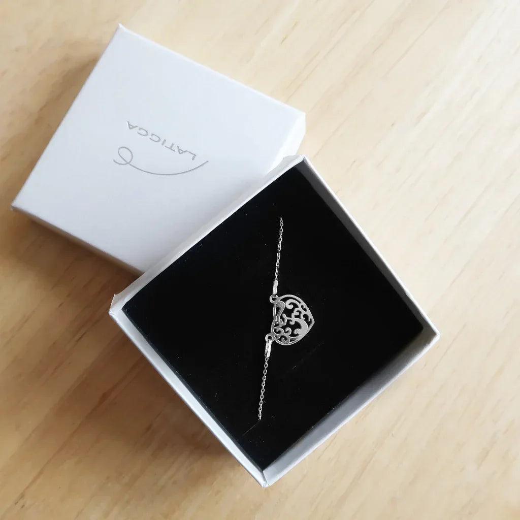 Herzkette mit Buchstaben F in einer Geschenkbox.