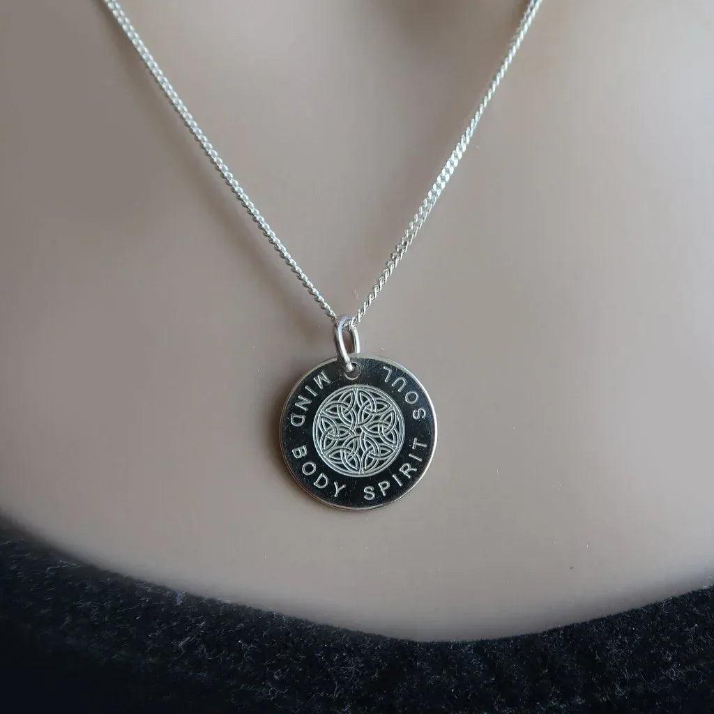 Keltische Knoten Halskette aus 925 Sterling Silber getragen.