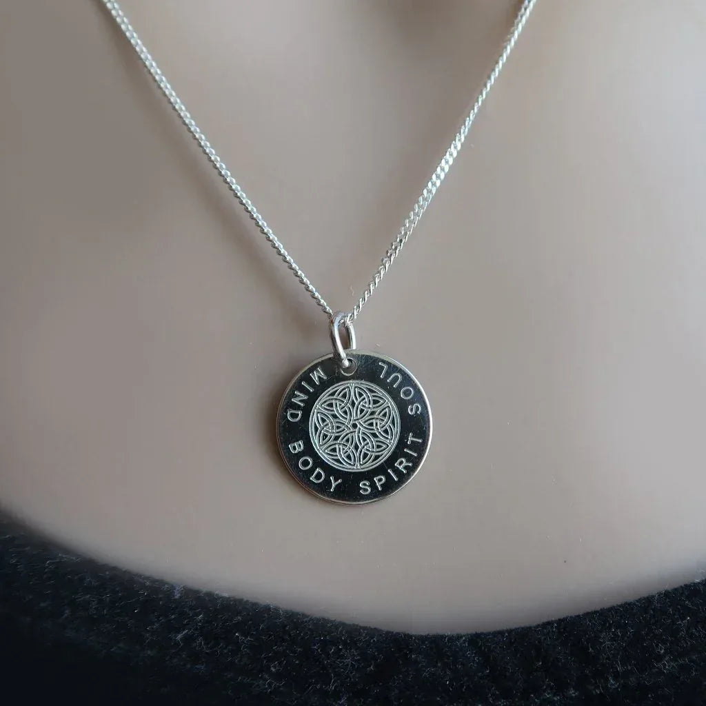 Keltischer Knoten Anhänger – personalisierbare Kette mit Gravur - Valentinstagsgeschenk - Latigga