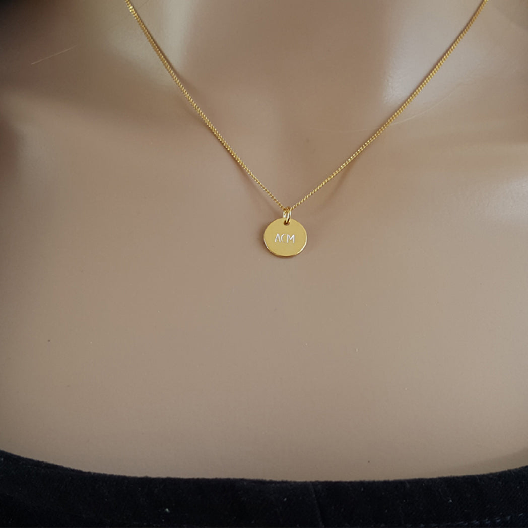 Kette mit rundem Anhänger auf dem Hals, Nahaufnahme