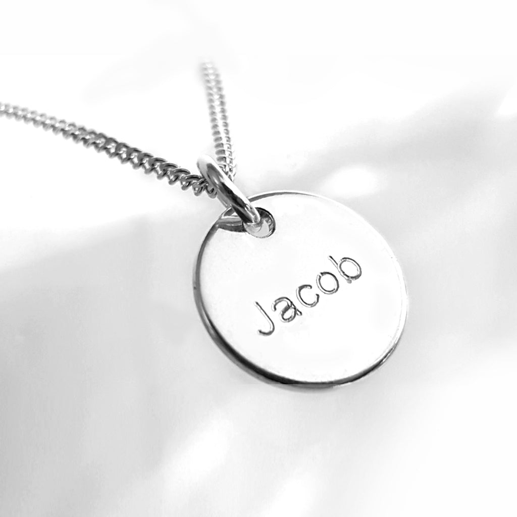 Runder Kettenanhänger mit dem Namen