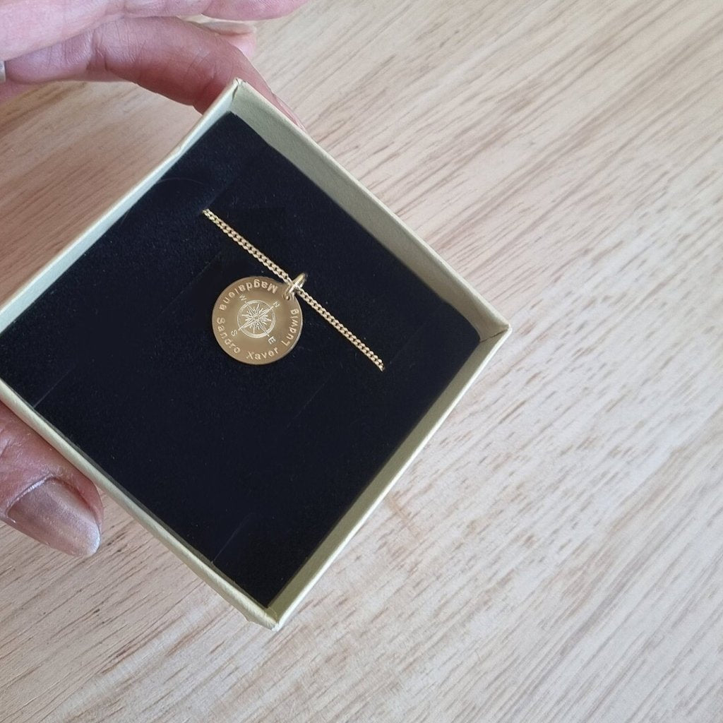 Vergoldete Kompass Halskette in einer Geschenkbox