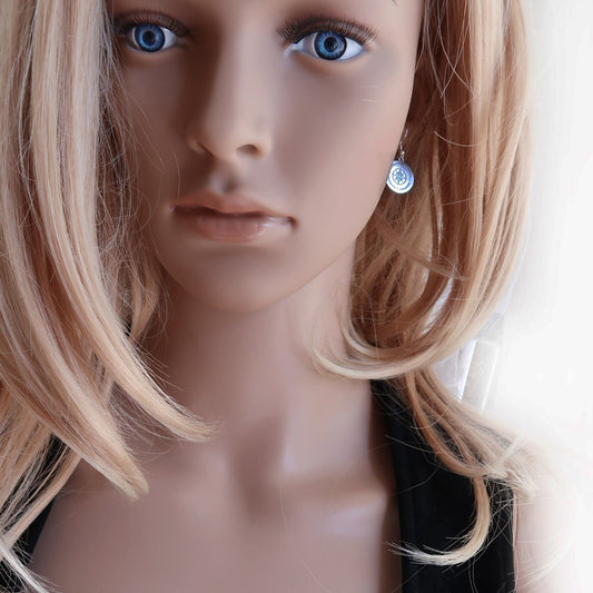 Eine Frau trägt Kompass Ohrringe aus 925er Sterlingsilber