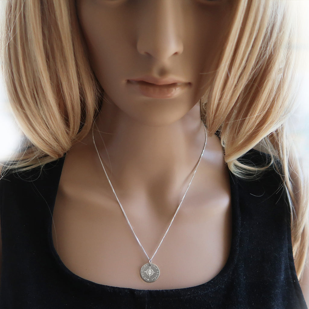 Frau trägt Kompasskette