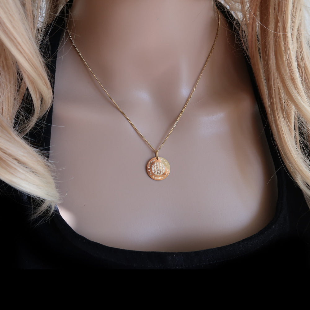 Frau trägt vergoldete Kette