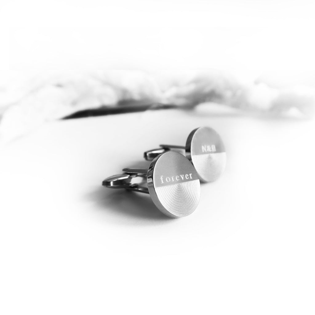 Runde Manschettenknöpfe aus Edelstahl personalisierbar mit Wunschgravur.