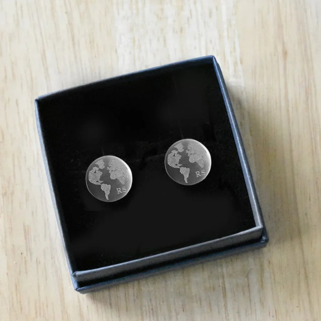 Gravierte Manschettenknöpfe - Welt - Besondere Geschenkidee für Herren - Latigga