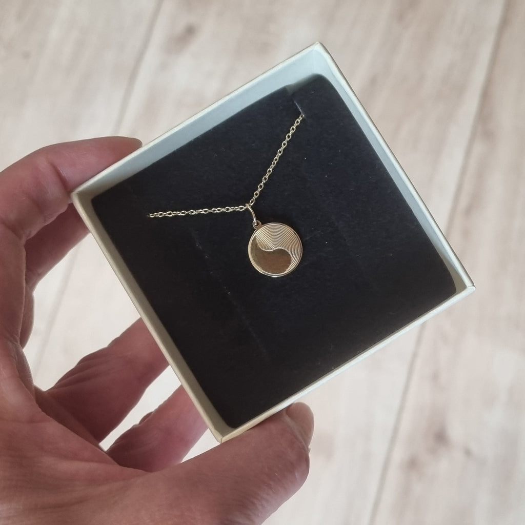 Personalisierte Yin Yang Halskette mit Gravur aus Edelstahl in einer Geschenkbox verpackt.