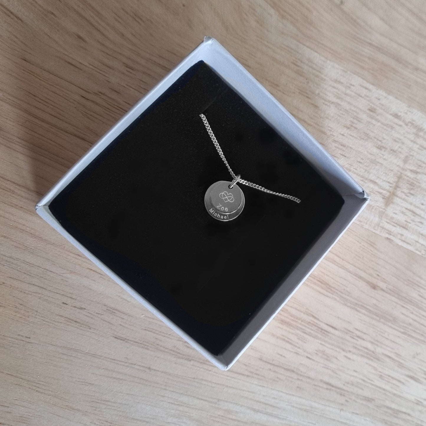 zwei Anhänger Halskette mit Namen in einer Geschenkbox