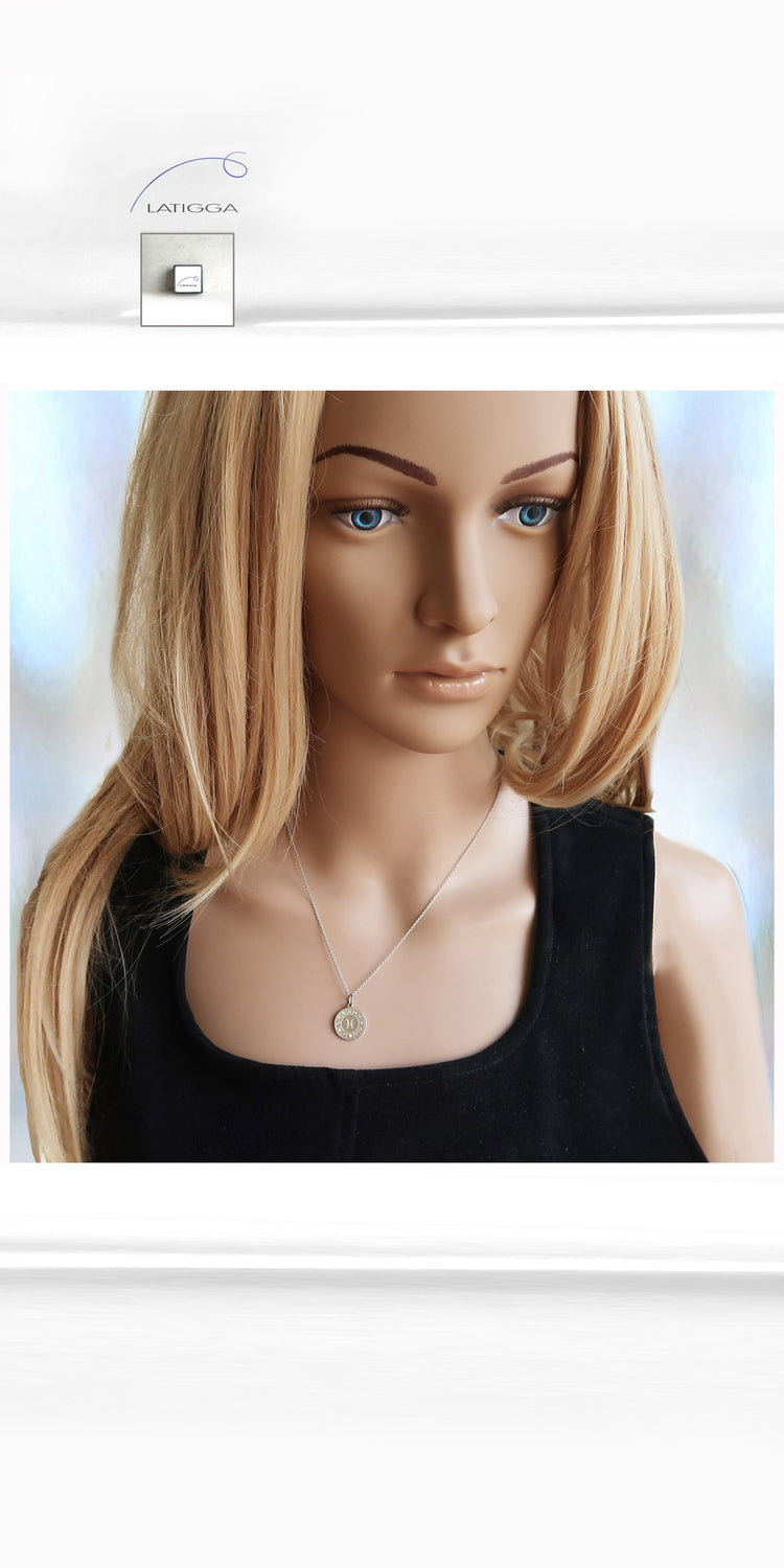 Eine  Frau trägt personalisierte Halskette