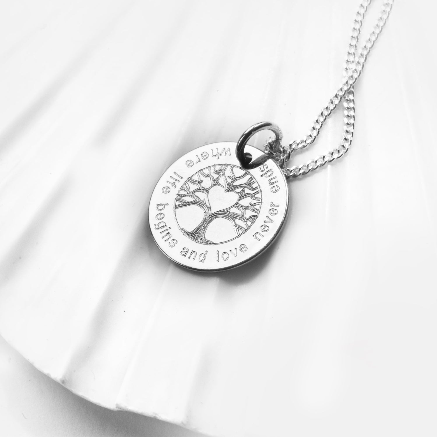 Gravierter Anhänger mit Baum und Herz