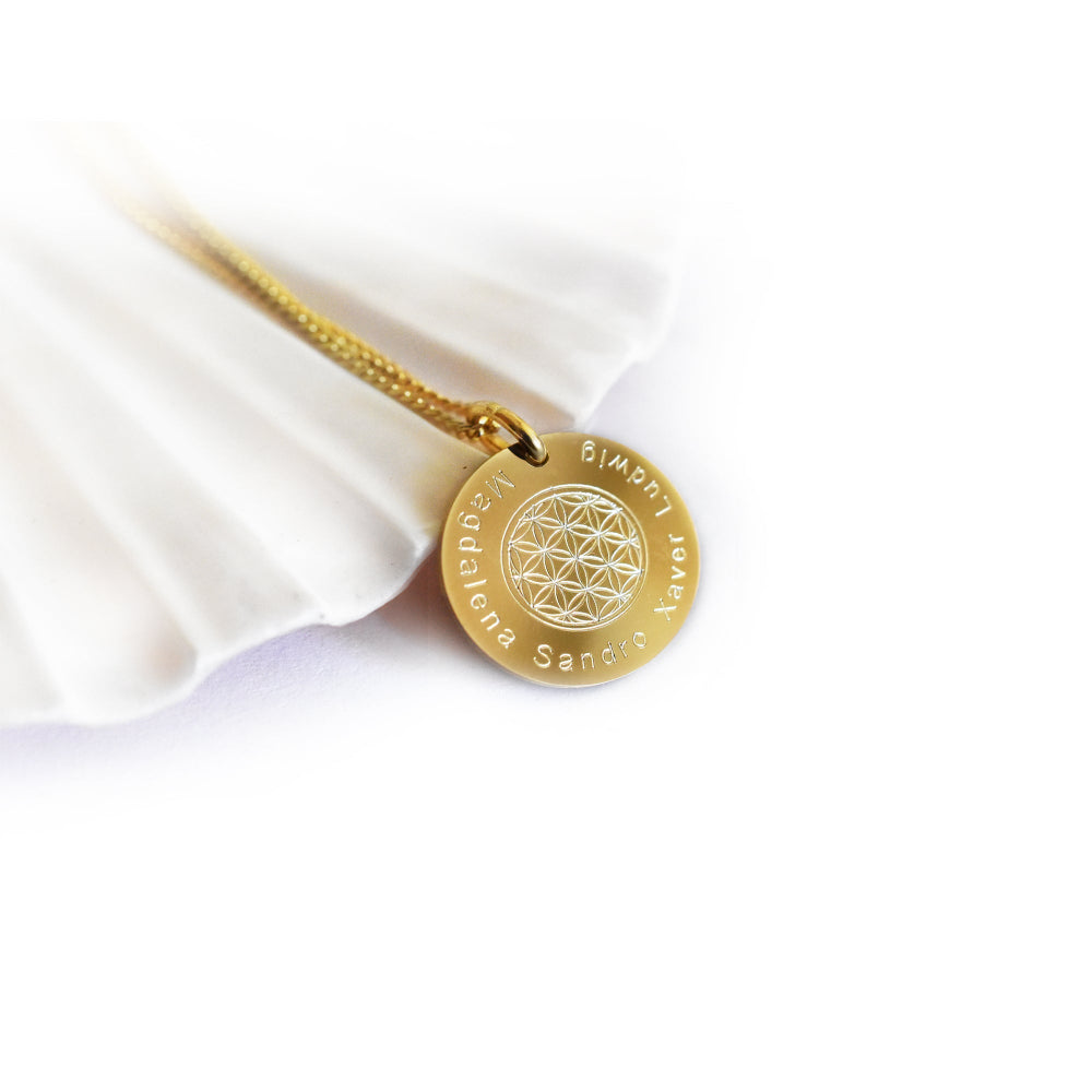 Vergoldete Kette mit Blume des Lebens in der Mitte und Wunschnamen rundherum.