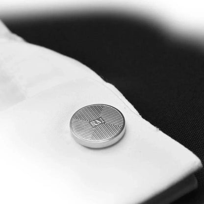 Moderne geometrische Manschettenknöpfe mit Initialen am Hemd getragen