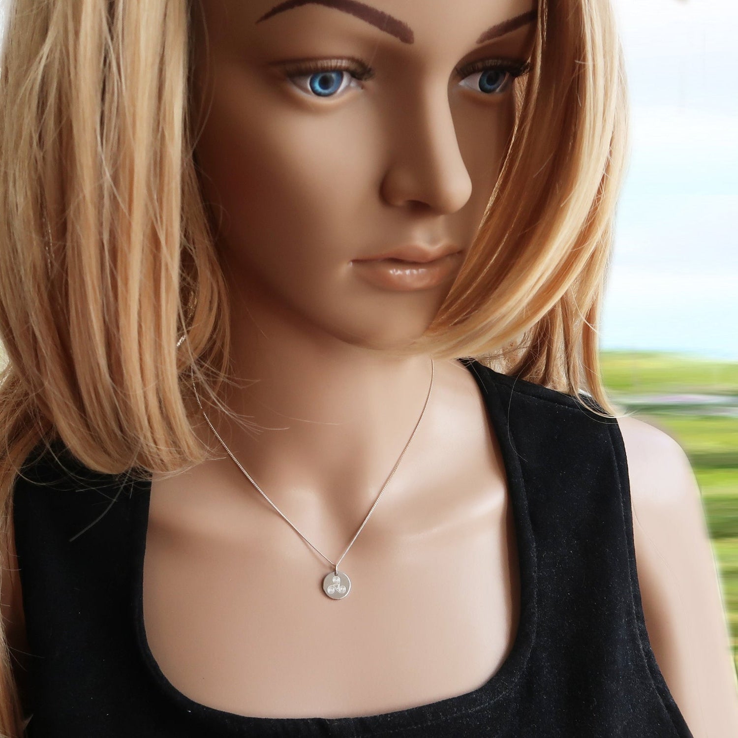 Eine Frau trägt eine keltische Silberkette 