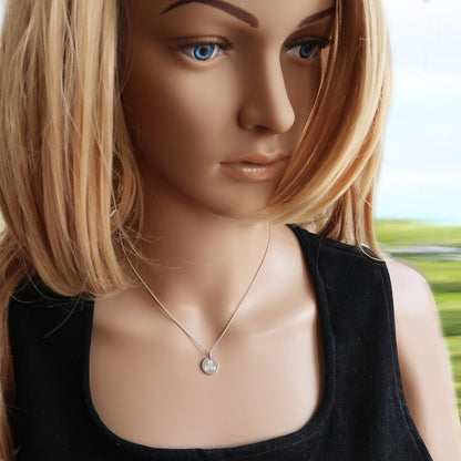 Eine Frau trägt eine keltische Silberkette 