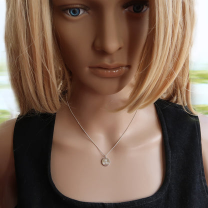 Eine Frau trägt Silberkette mit keltischem Anhänger