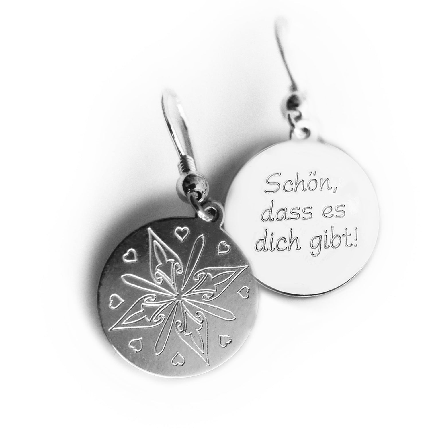 Runde Ohrringe aus 925er Sterlingsilber mit Schmetterlingsmotiv und individueller Gravur auf der Rückseite