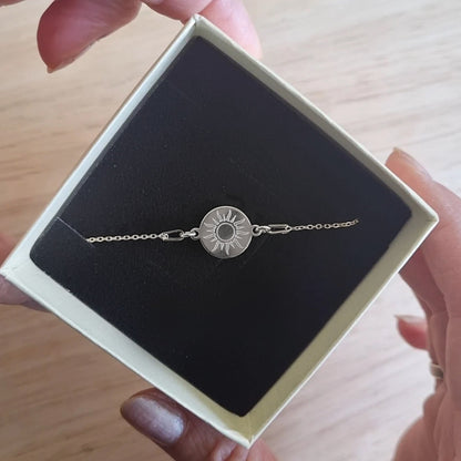 Silberarmband mit Sonnenmotiv in einer Geschenkbox