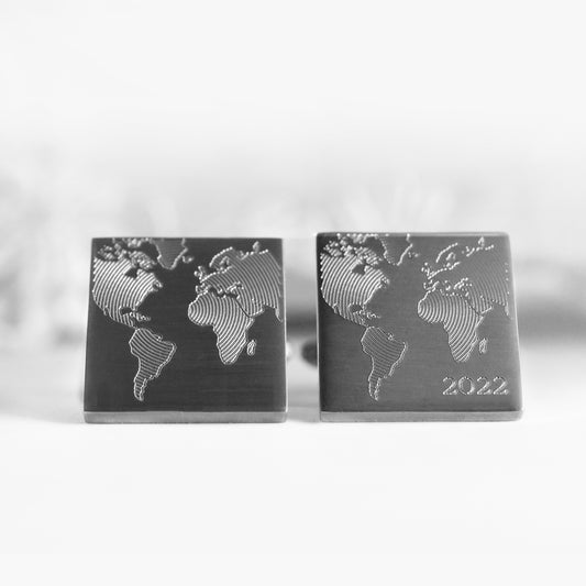 Quadratische Manschettenknöpfe aus Edelstahl, mit individueller Gravur - Weltkarte und Ihre Initialen, Namen oder Datum