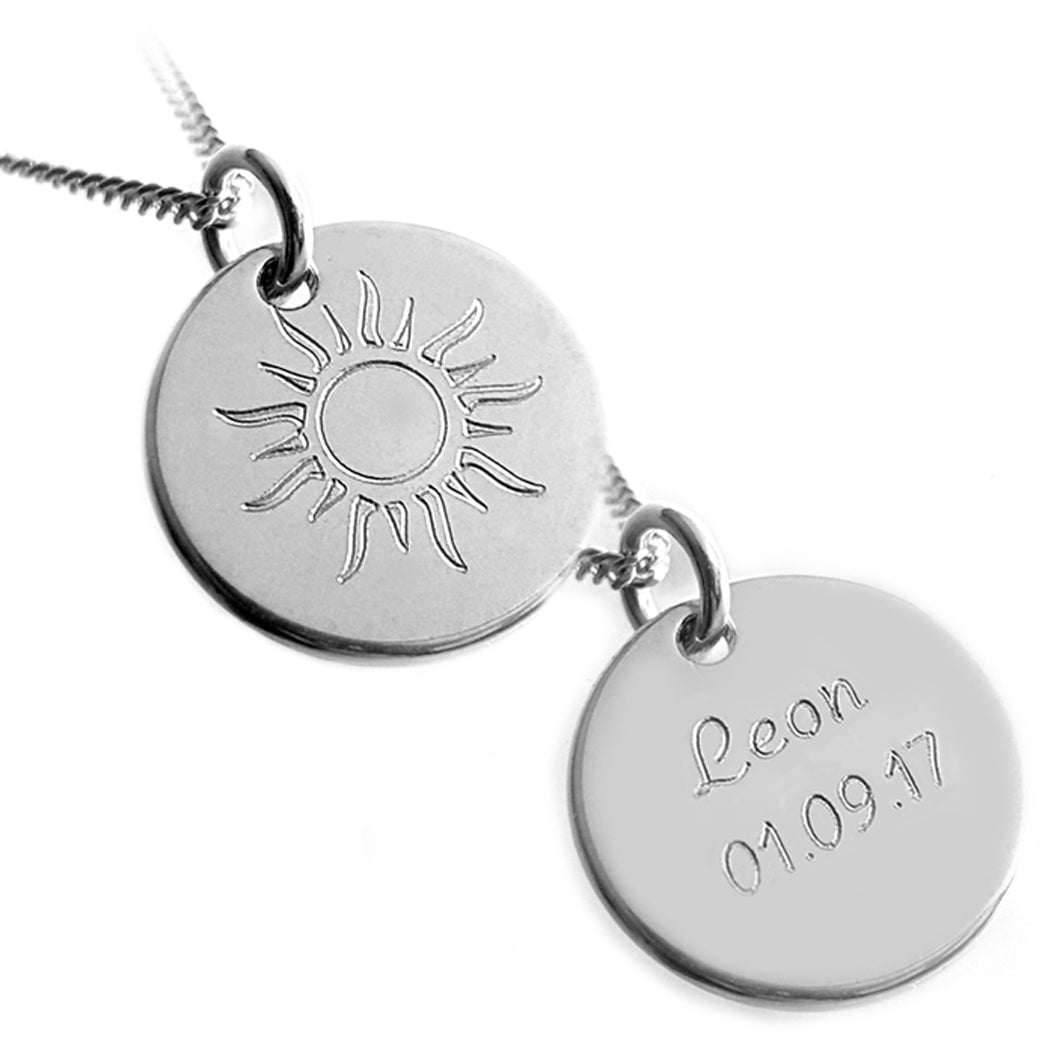 Sonnenanhänger in zwei Ansichten: vorne mit Sonnen-Gravur, hinten mit Namen und Datum