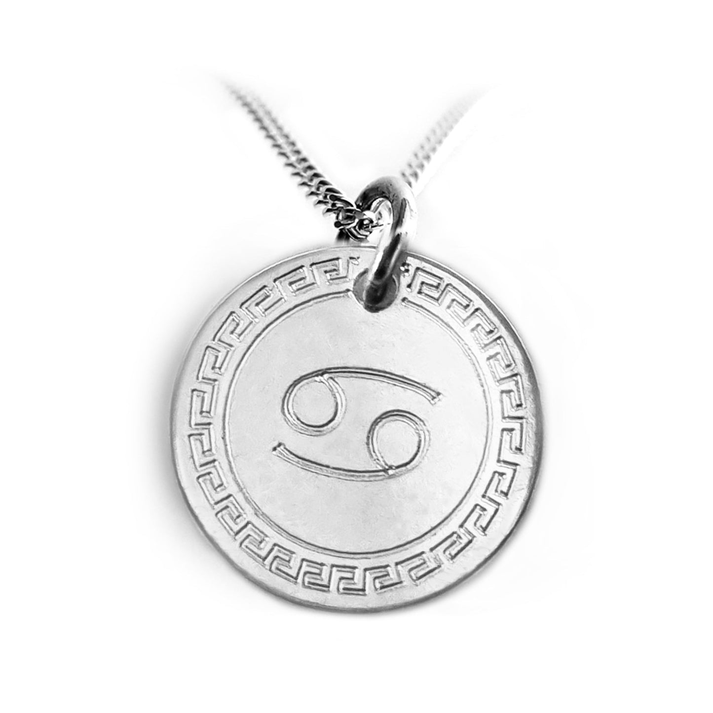 Runder gravierter Anhänger mit Sternzeichen an einer Kette aus 925 Silber.