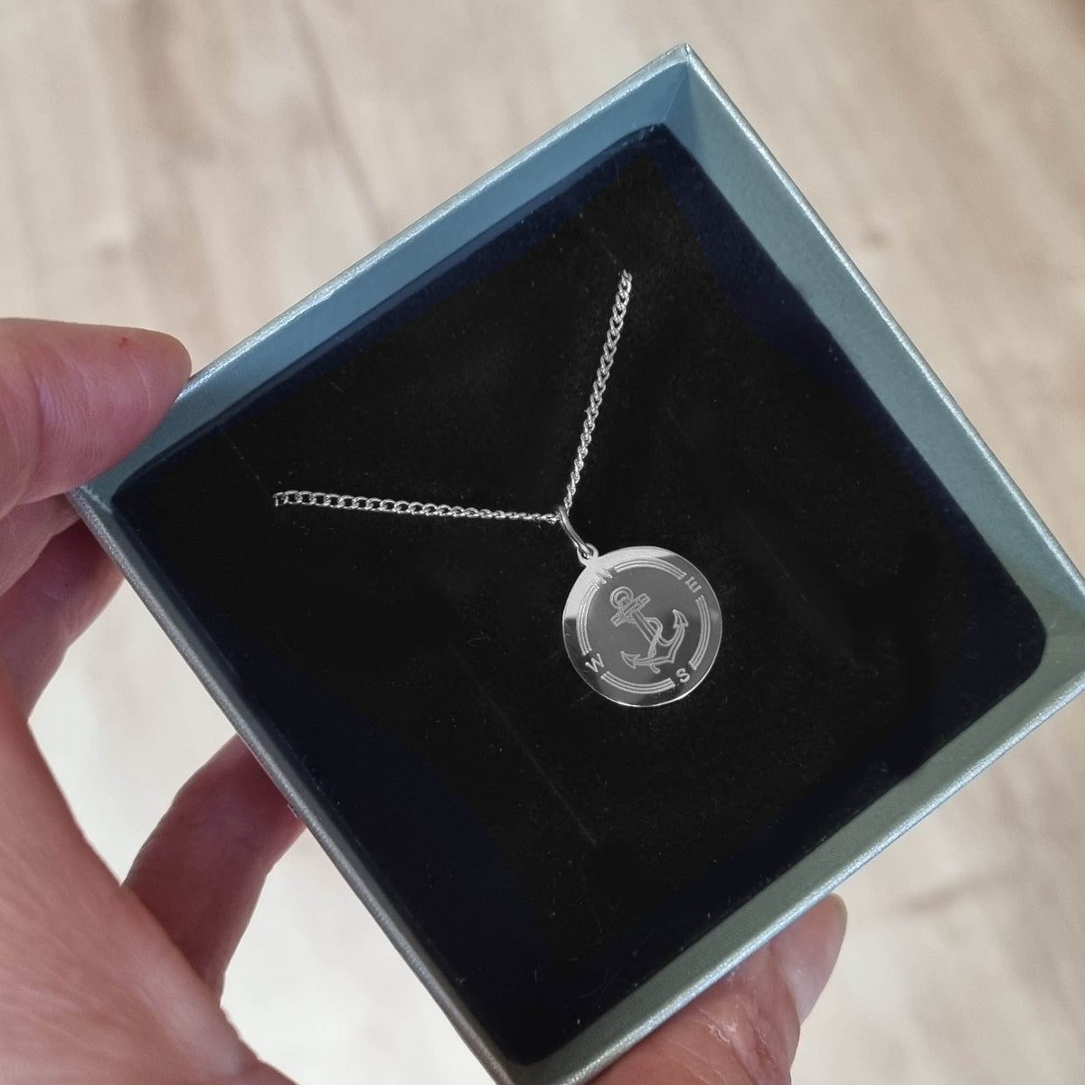 Personalisierte Halskette mit Ankeranhänger aus Edelstahl in einer kleinen Geschenkbox 