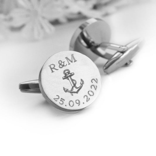 Runde Anker Manschettenknöpfe mit Gravur von Initialen und Datum.