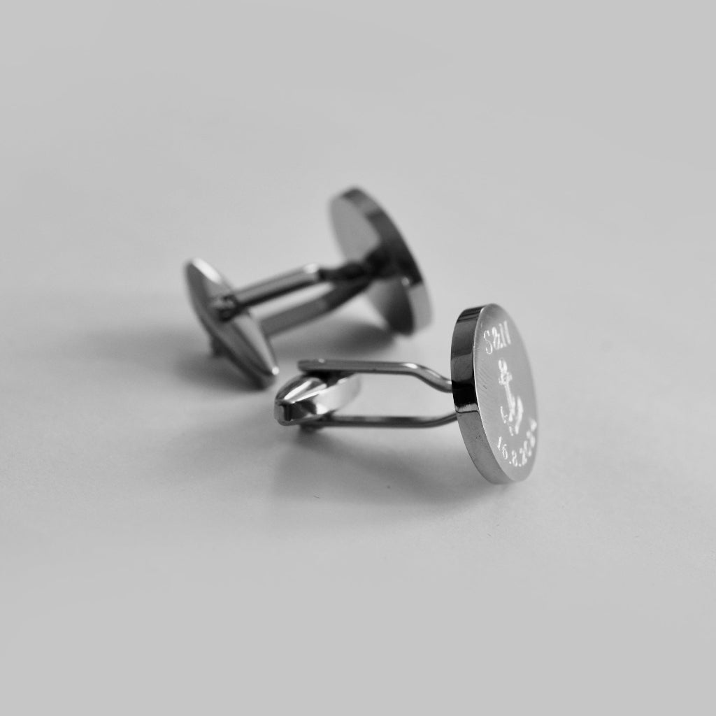 Gravierte Manschettenknöpfe  – seitliche Ansicht