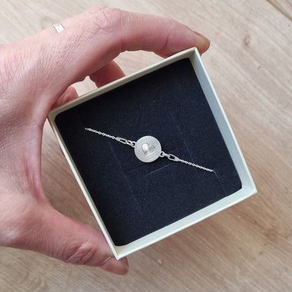 Handgefertigtes Silberarmband mit Herzmotiv in Geschenkbox