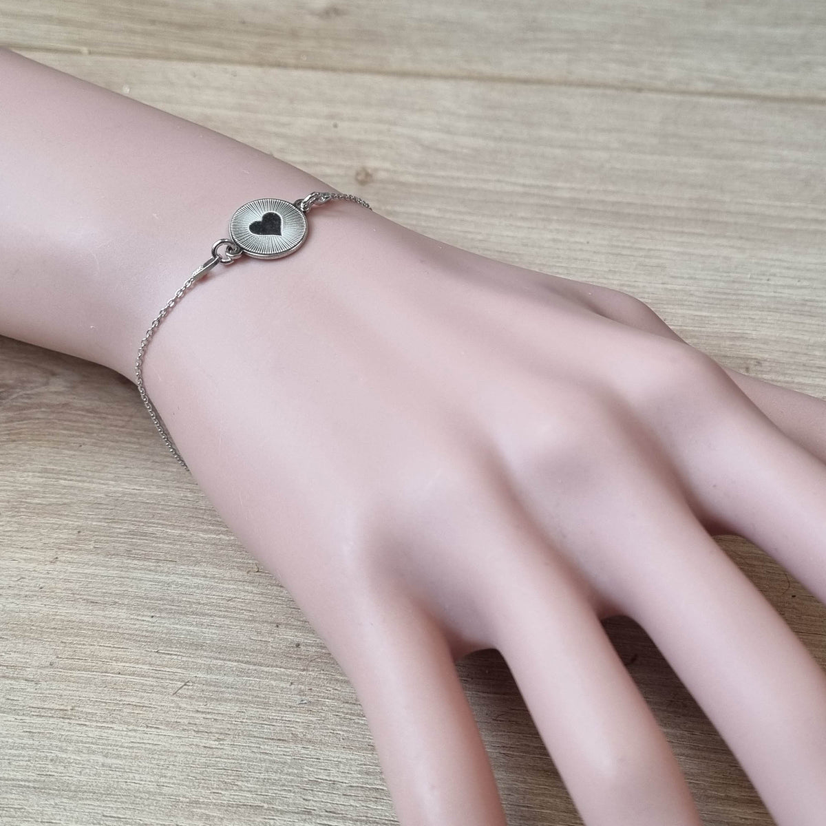 Herzarmband aus 925 Silber, präsentiert am Handgelenk