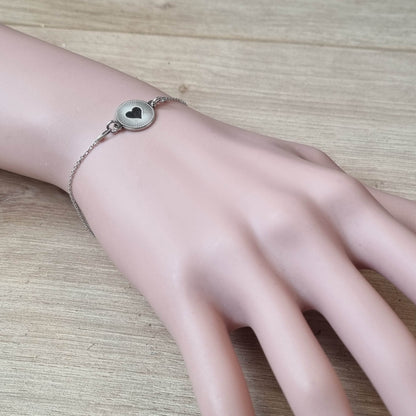 Herzarmband aus 925 Silber, präsentiert am Handgelenk