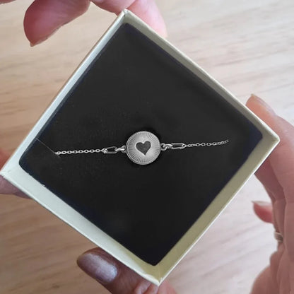 Filigranes Herzarmband mit Gravur – 925 Silber oder vergoldet – Valentinsgeschenk für Sie - Latigga