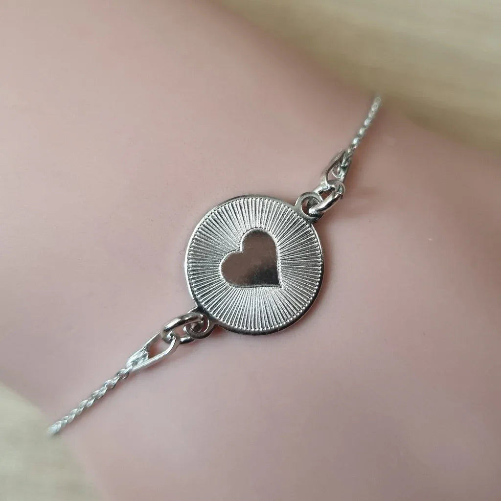 Filigranes Herzarmband mit Gravur – 925 Silber oder vergoldet – Valentinsgeschenk für Sie - Latigga