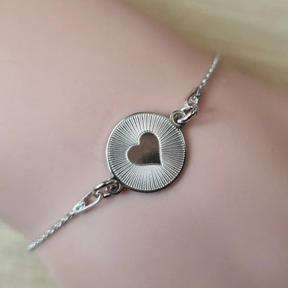 Filigranes Herzarmband mit Gravur – 925 Silber oder vergoldet – Valentinsgeschenk für Sie - Latigga