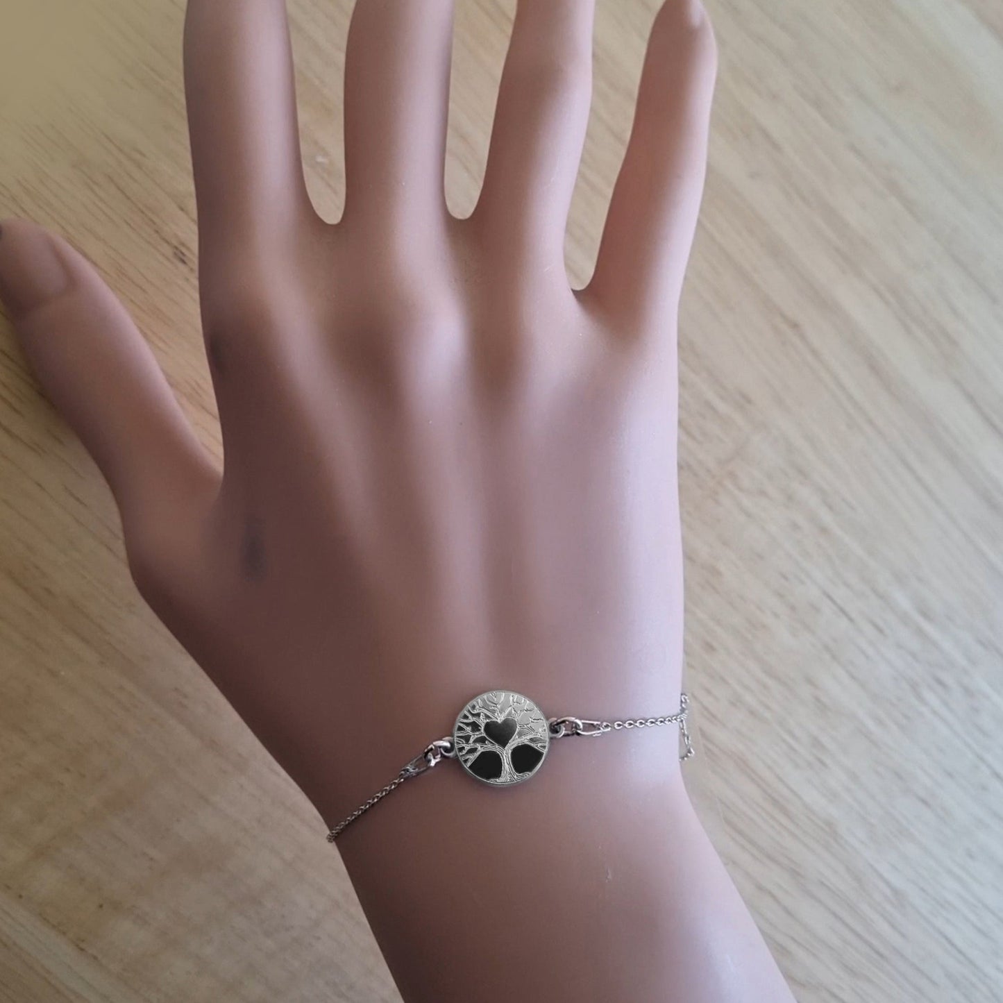 Zartes Silberarmband, getragen an der Hand