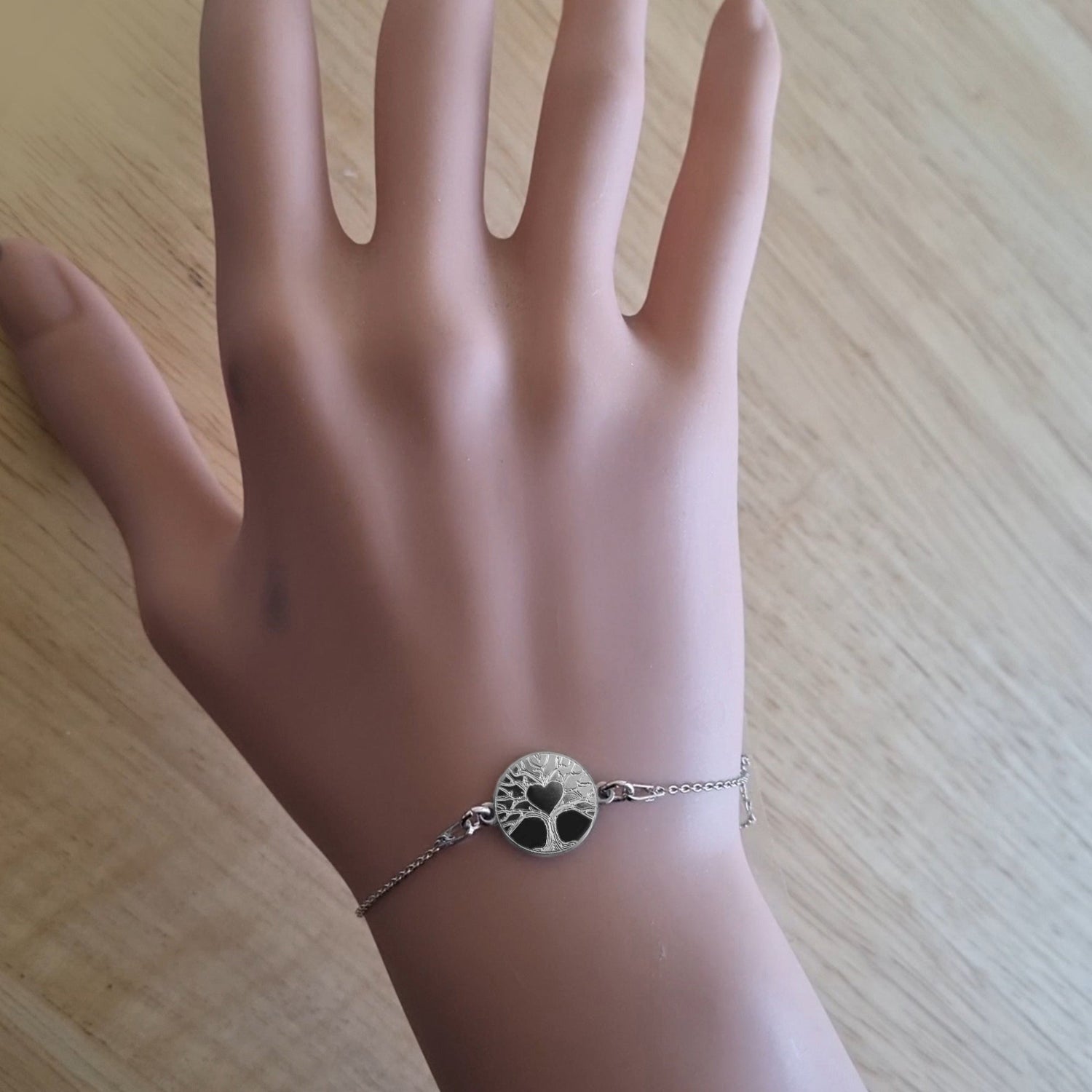 Zartes Silberarmband, getragen an der Hand