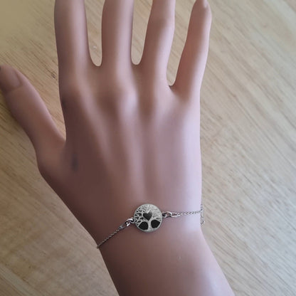 Zartes Silberarmband, getragen an der Hand