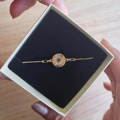 Vergoldetes Armband mit Sonnenmotiv in einer Geschenkbox