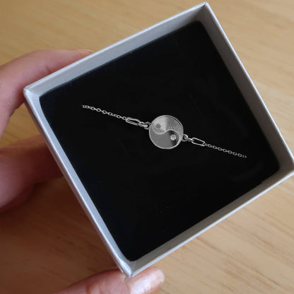 Yin Yang Armband in einer Geschenkbox