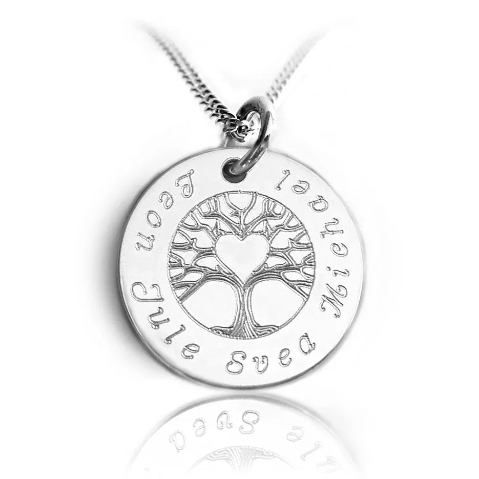 Silberkette mit rundem Anhänger mit Lebensblumenmotiv und vier Kindernamen.