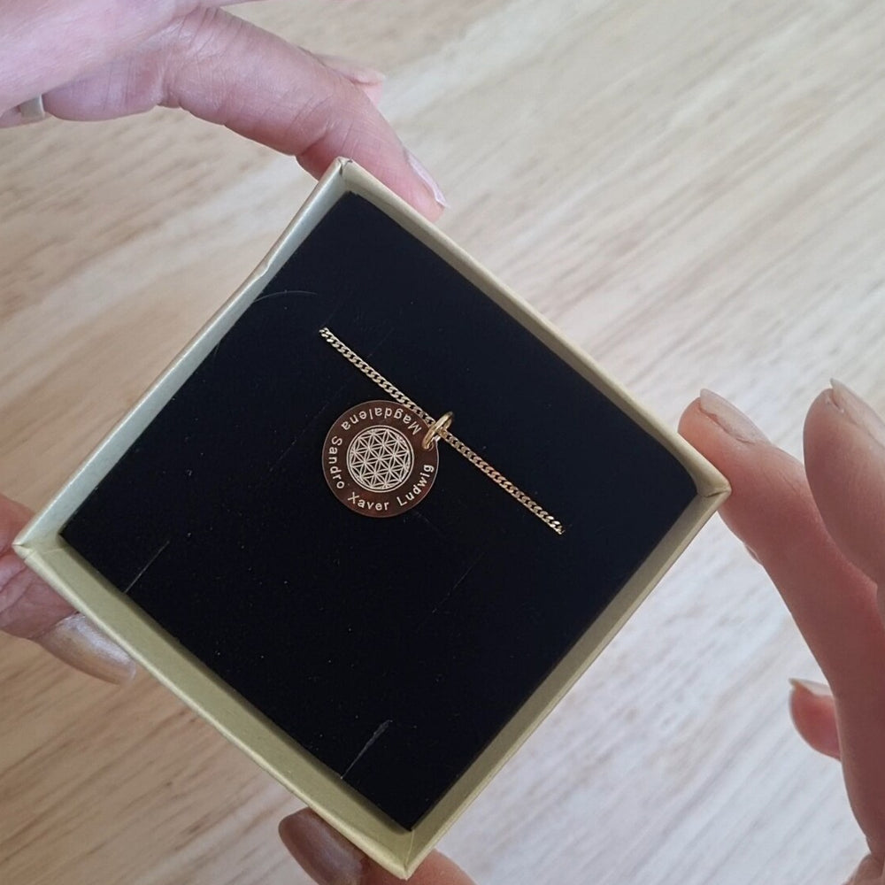 Vergoldete Halskette mit Blume des Lebens und Gravur, präsentiert in einer Geschenkbox.